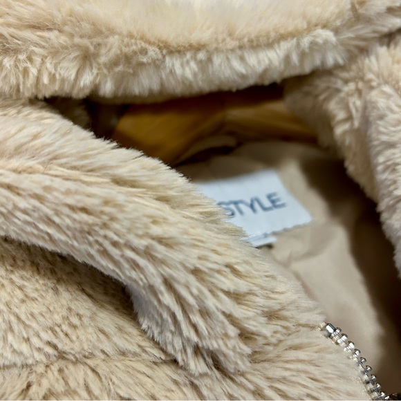3 for $20 Super soft, faux fur, plushy hoodie. Lined, Roomy & warm. Size L - Picture 7 of 8